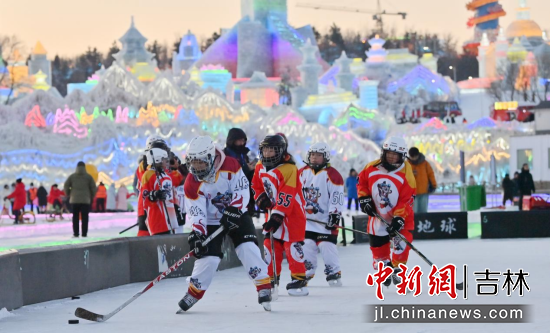 青少年在長春冰雪新天地參加冰球運(yùn)動(dòng) (資料圖)張瑤/攝 青少年在長春冰雪新天地參加冰球運(yùn)動(dòng) (資料圖)張瑤/攝