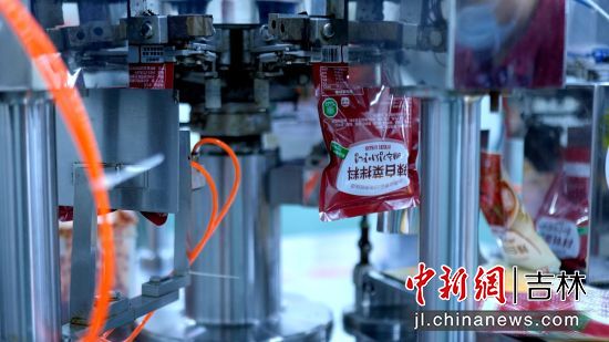 金剛山辣白菜實現(xiàn)自動化預處理 延吉市委宣傳部/供圖 金剛山辣白菜實現(xiàn)自動化預處理 延吉市委宣傳部/供圖