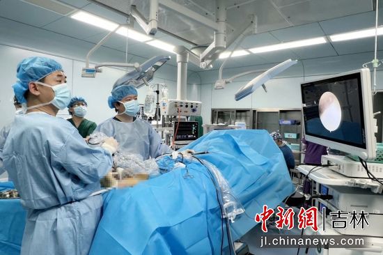 為患者做手術 延吉市委宣傳部/供圖 為患者做手術 延吉市委宣傳部/供圖